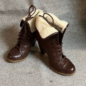 Warm booties for your tootsies, size 6, gently used